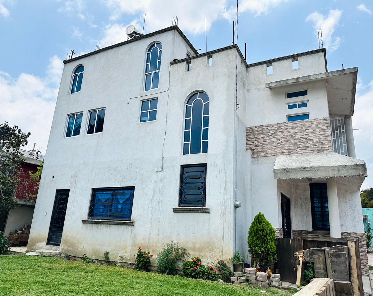 Casa de 3 plantas moderna y grandes espacios 2