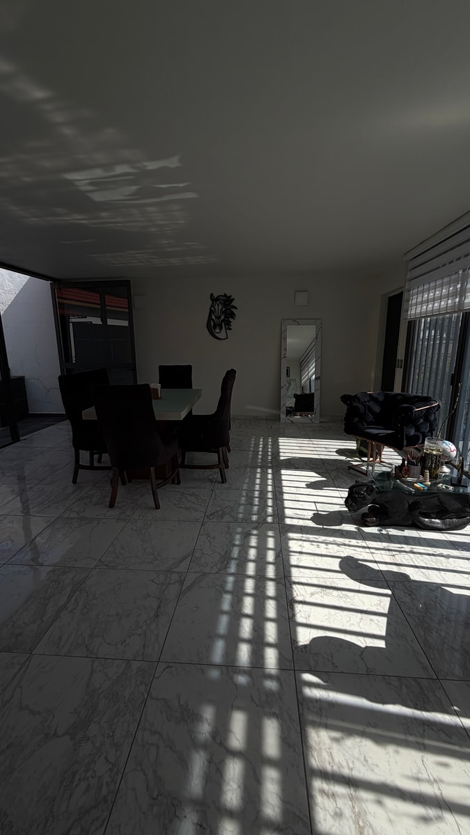 Venta casa a 2 cuadras de Mariano Otero  3
