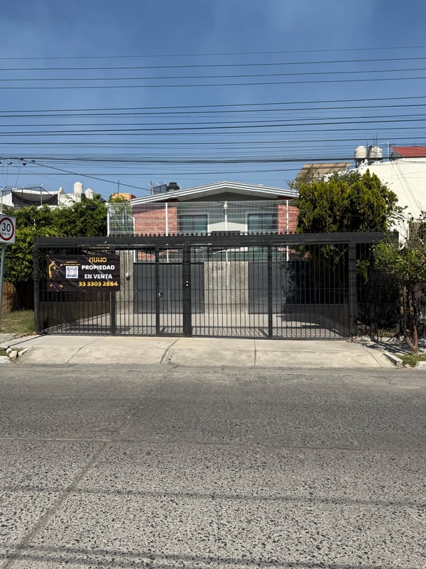 Casa en venta en la Col. Jardines del Sol 