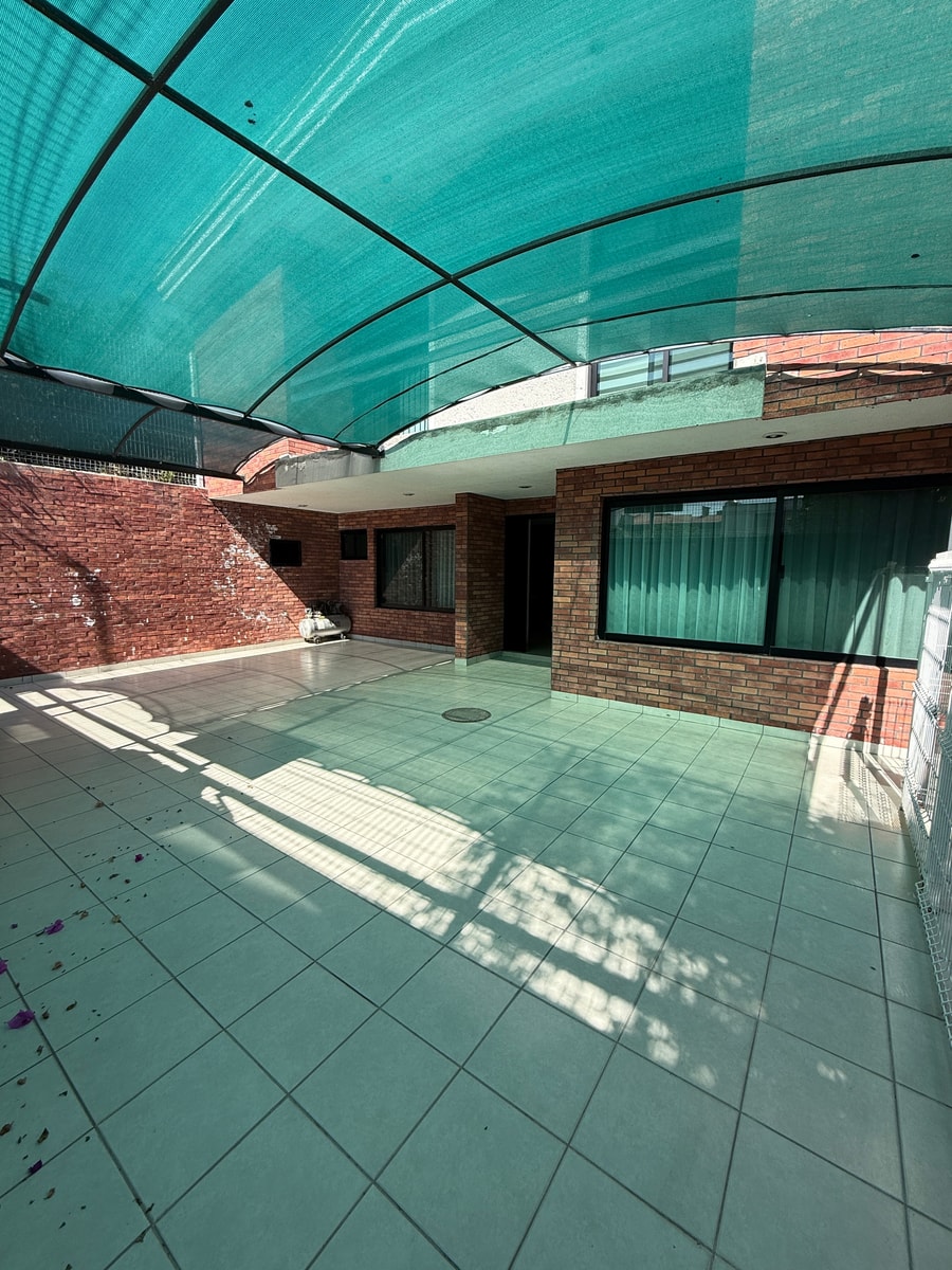 Casa en venta en la Col. Jardines del Sol  2