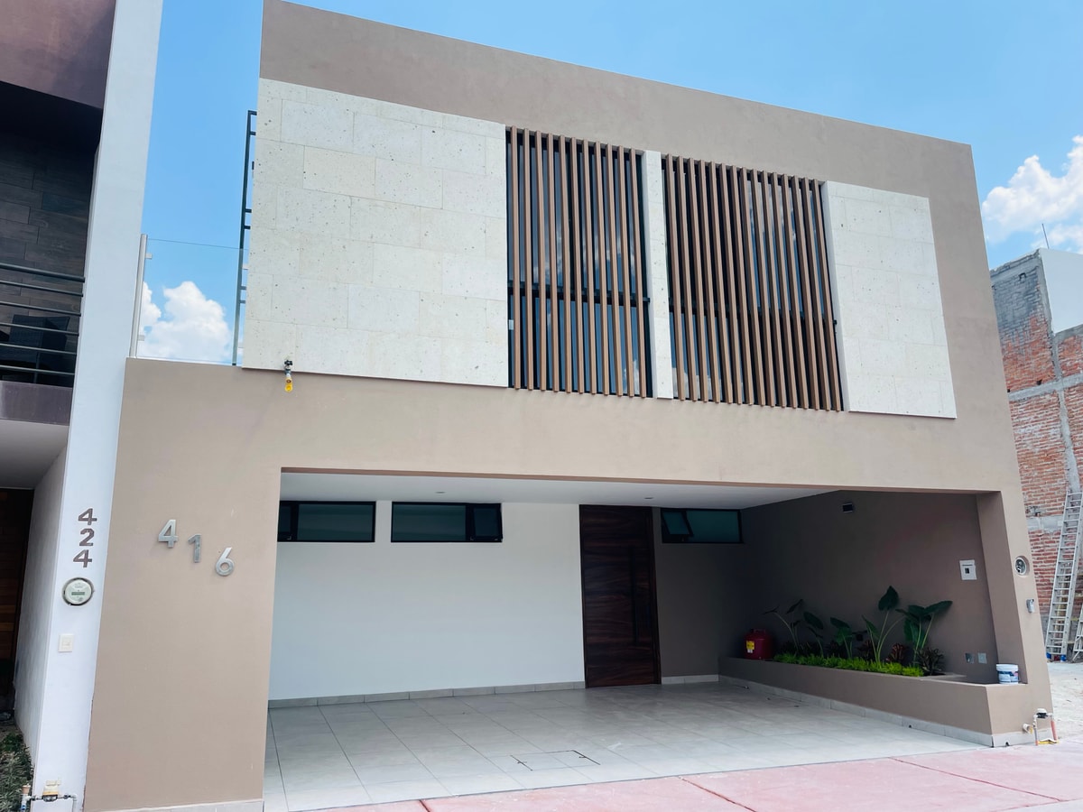 Casa nueva en Residencial Lombardía con terraza PB