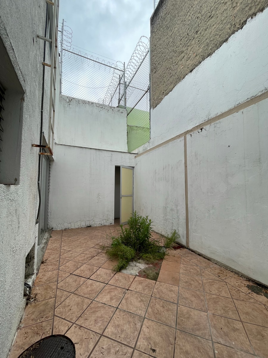 Calle José Guadalupe Montenegro colonia Arcos 4