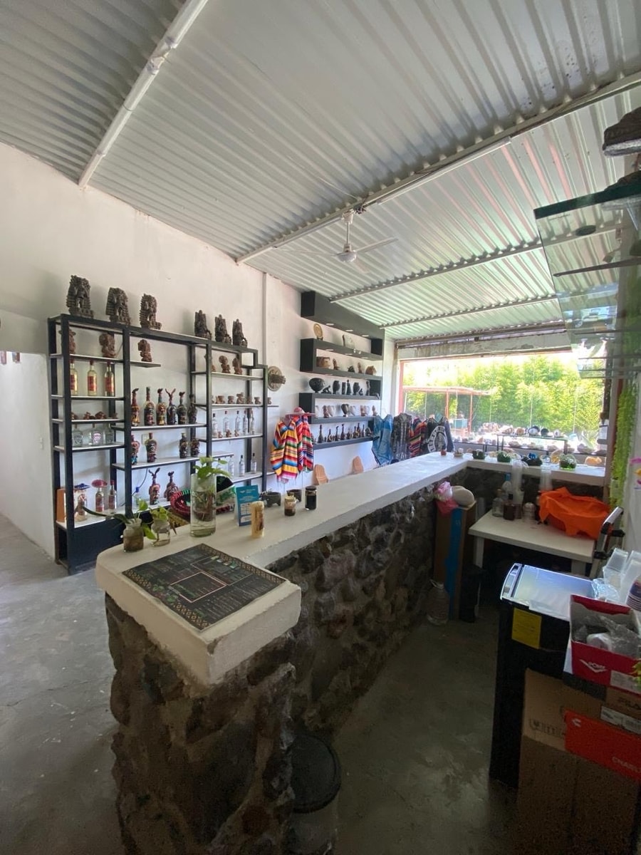 Espacio comercial en renta frente a las pirámides 4