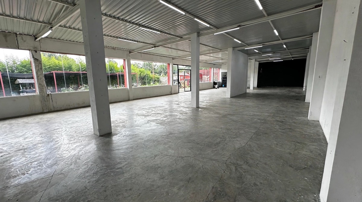 Espacio comercial en renta frente a las pirámides 5